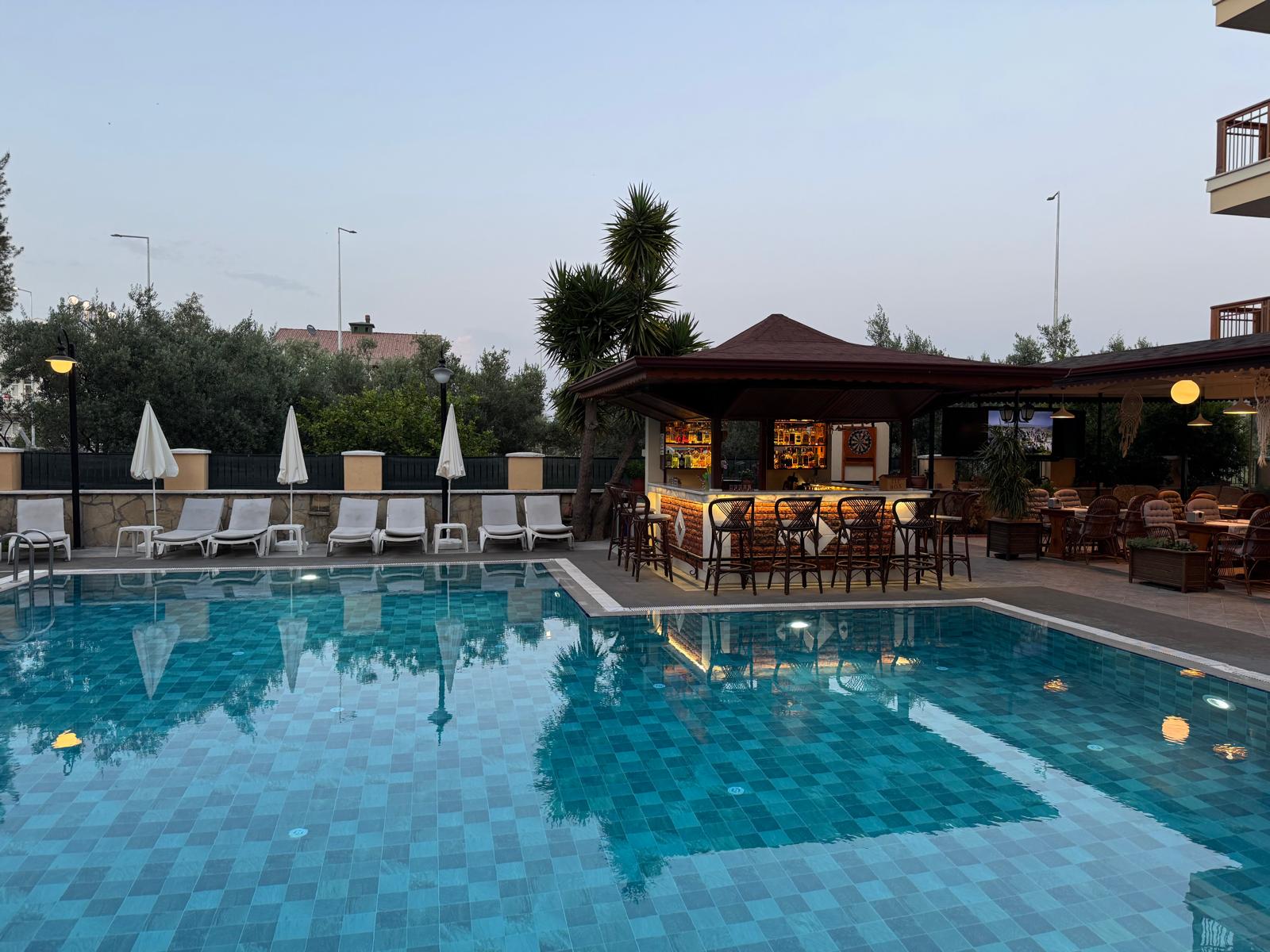 Poolbar am Abend