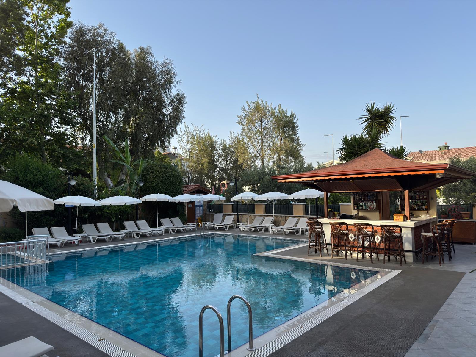 Morgens am Pool